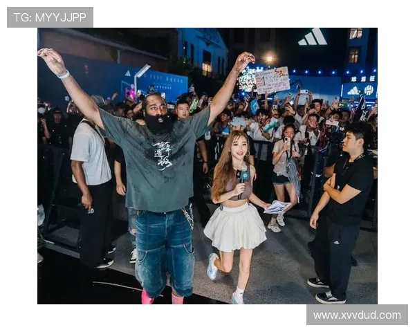 国家队锋线爆发逆转取胜引燃球迷热情新人双星表现惊艳全场 国家队锋线爆发逆转取胜引燃球迷热情新人双星表现惊艳全场